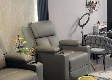 Luxurious seating at Maya’s Gorgeous Nails in Paramaribo, SR, with plush chairs and chic decor.