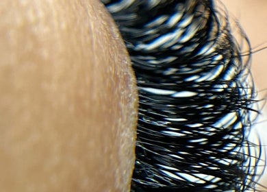 Close de cílios postiços aplicados com precisão no Nalu Cílios, Minas Gerais, Minas Gerais, BR.