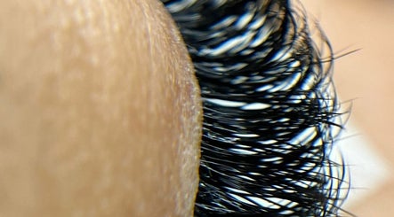 Close de cílios postiços aplicados com precisão no Nalu Cílios, Minas Gerais, Minas Gerais, BR.