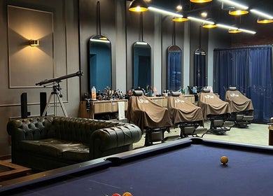 Interior del EL PUB STUDIO en Caracas, Miranda, VE, mostrando sillones de barbero y un ambiente acogedor.