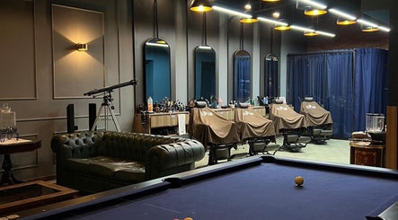 Interior del EL PUB STUDIO en Caracas, Miranda, VE, mostrando sillones de barbero y un ambiente acogedor.