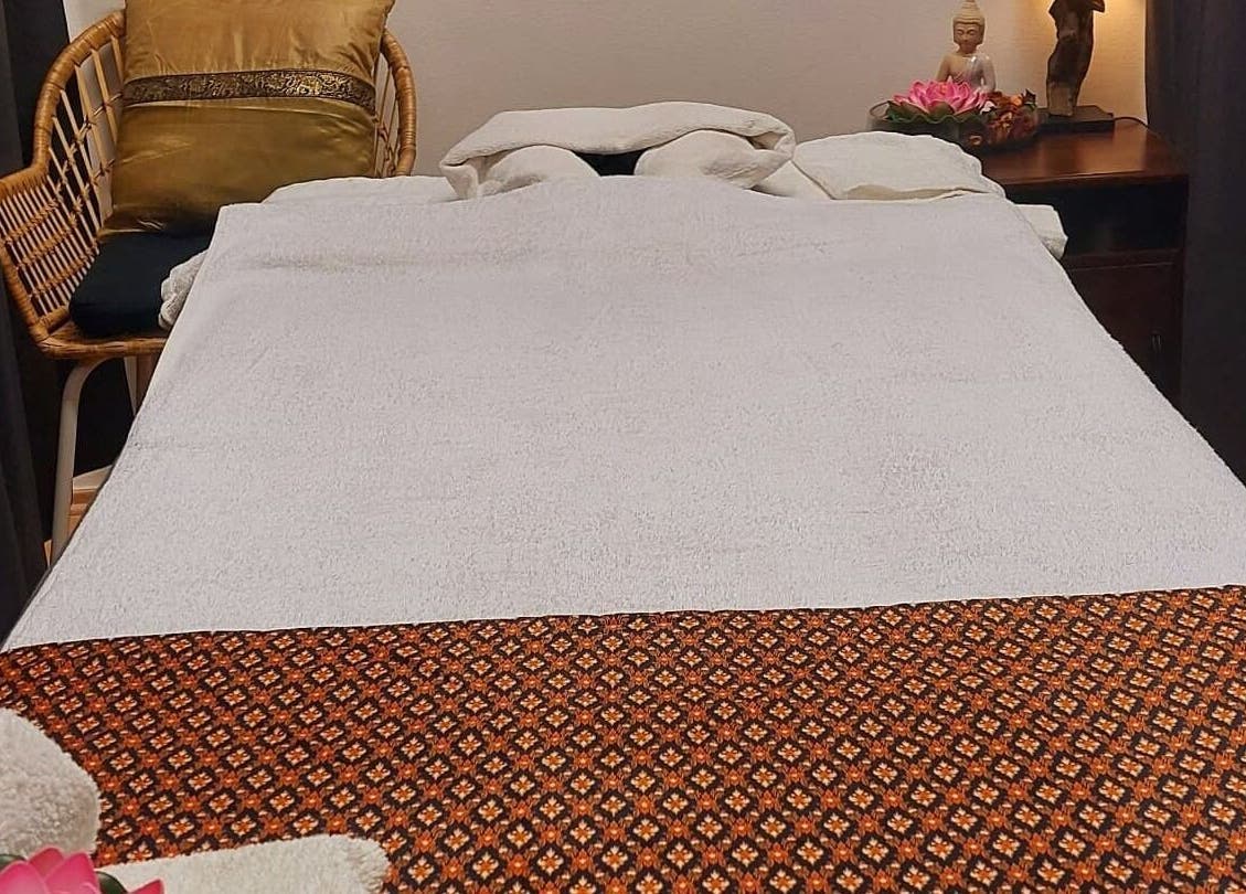 Relaxing massage room at Lanta Thai Massage in Hlavní Město Praha, CZ with serene decor and soft lighting.