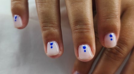Nail art élégant avec points bleus à Fresh Manucure, Raucoules, Auvergne-rhône-alpes, FR.