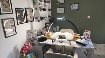 Intérieur moderne de Fresh Manucure à Raucoules, Auvergne-rhône-alpes, FR avec équipements de manucure.