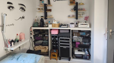 Salon Fresh Manucure à Raucoules, Auvergne-rhône-alpes, FR avec équipements de beauté.