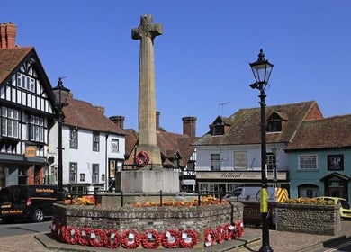 Historic town square near Bare Beauty, Arundel, England, GB, showcasing a stone cross and classic architecture.