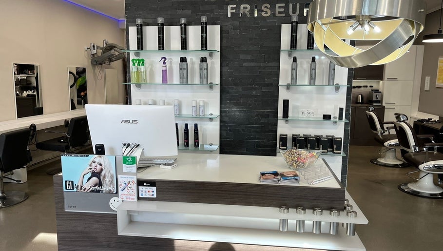 Empfangsbereich von PolatDerFriseur in Neuss, Nordrhein-westfalen, DE, mit Produkten und stilvollem Design.