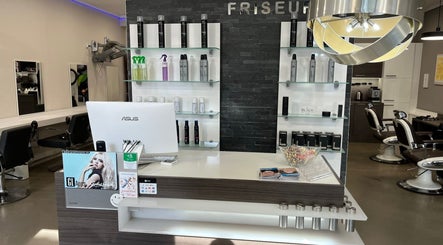 Empfangsbereich von PolatDerFriseur in Neuss, Nordrhein-westfalen, DE, mit Produkten und stilvollem Design.