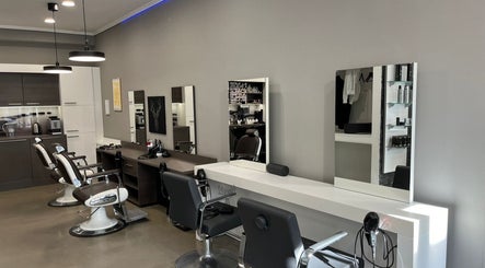 Moderner Friseursalon PolatDerFriseur in Neuss, Nordrhein-westfalen, DE, mit stilvollen Stühlen und Spiegeln.