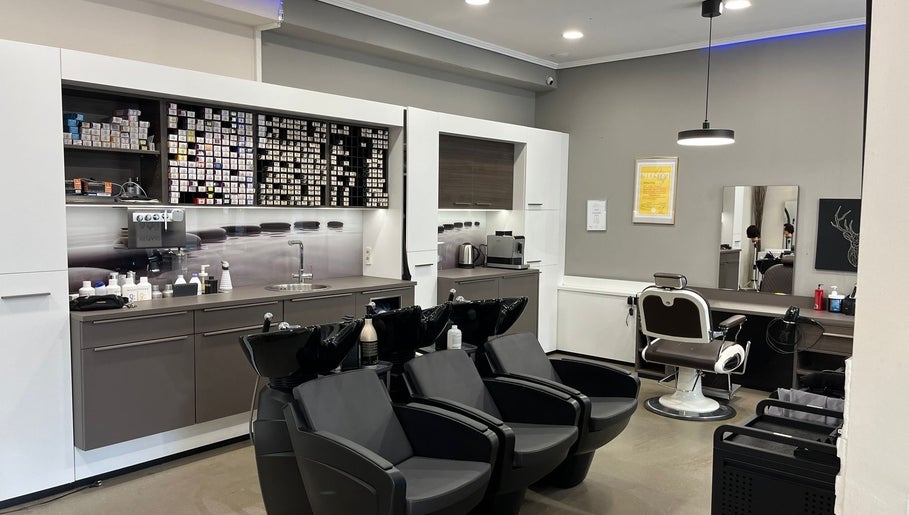 Elegante Friseurstation im Polat Der Friseur, Neuss, Nordrhein-westfalen, DE: Modern und stilvoll eingerichtet.