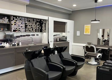 Elegante Friseurstation im Polat Der Friseur, Neuss, Nordrhein-westfalen, DE: Modern und stilvoll eingerichtet.