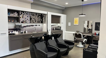 Elegante Friseurstation im Polat Der Friseur, Neuss, Nordrhein-westfalen, DE: Modern und stilvoll eingerichtet.