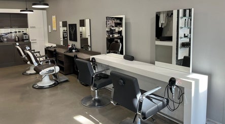 Innenansicht von Polat Der Friseur in Neuss, Nordrhein-Westfalen, DE mit stilvollen Friseurstühlen und Spiegeln.