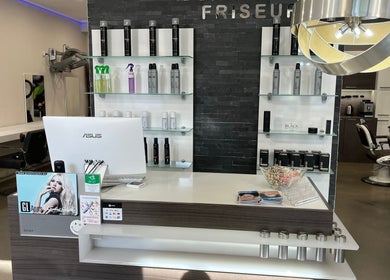 Innenansicht von Polat Der Friseur in Neuss, Nordrhein-westfalen, DE mit stilvoller Ausstattung.