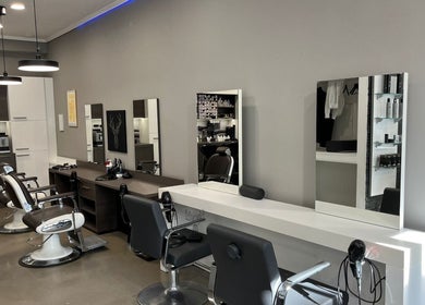Moderner Salonbereich bei PolatDerFriseur in Neuss, Nordrhein-westfalen, DE mit eleganten Frisierstühlen.