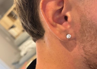 Boucle d'oreille diamantée chez Nouvel’hair, La Roche-chalais, Nouvelle-aquitaine, FR.
