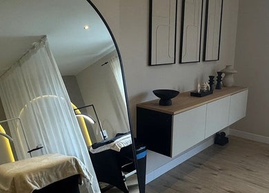 Intérieur moderne du spa NAABĒ à Seraing, Région Wallonne, BE avec décor élégant et éclairage apaisant.