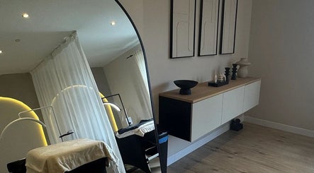 Intérieur moderne du spa NAABĒ à Seraing, Région Wallonne, BE avec décor élégant et éclairage apaisant.