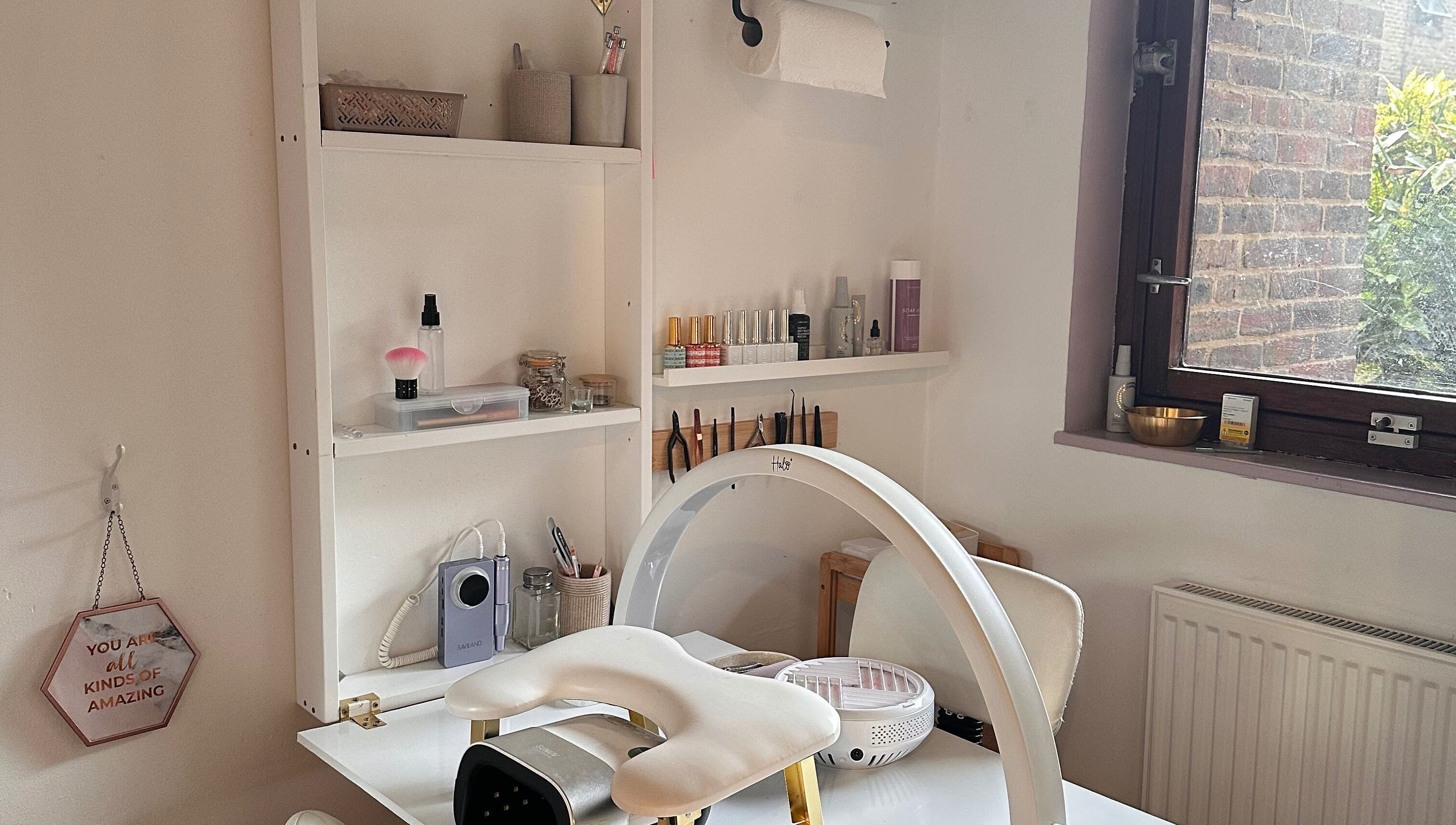 Dreia’s Nails cozy nail station with shelves in London, England, GB.