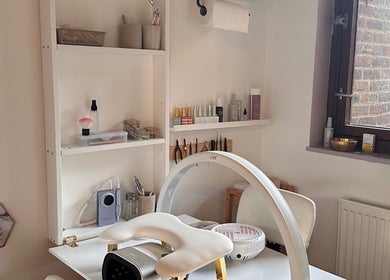 Dreia’s Nails cozy nail station with shelves in London, England, GB.