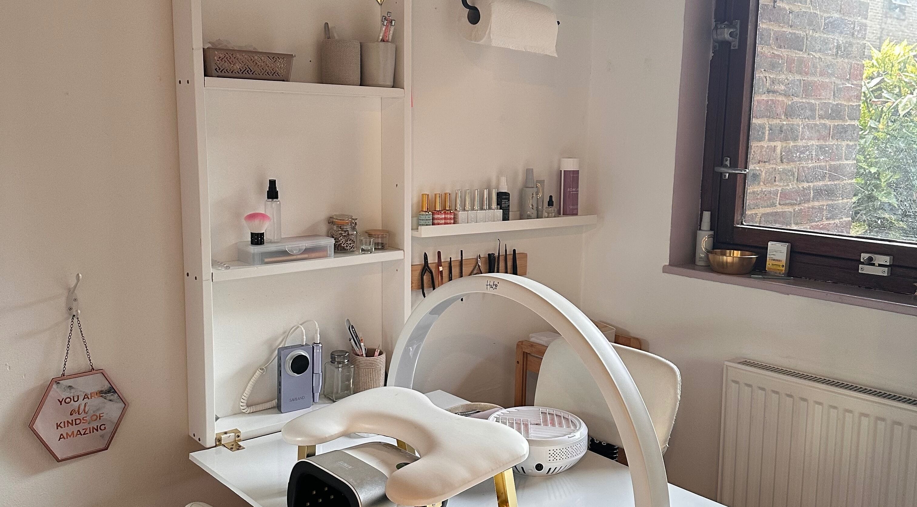 Dreia’s Nails cozy nail station with shelves in London, England, GB.