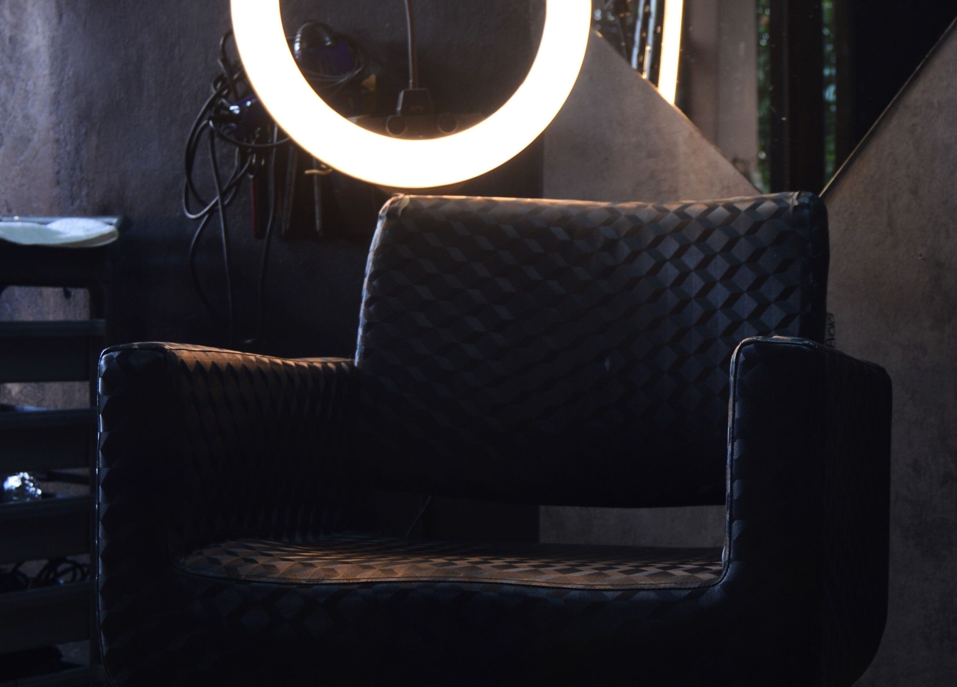 Silla de diseño moderno en Indigo Beauty by Tito, Lagunilla, Provincia De Alajuela, CR, con iluminación suave.