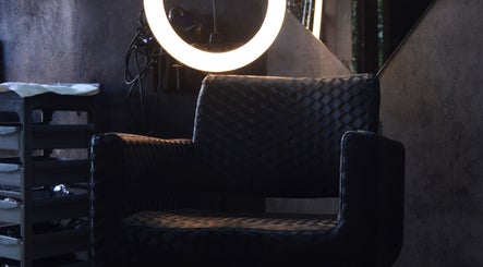 Silla de diseño moderno en Indigo Beauty by Tito, Lagunilla, Provincia De Alajuela, CR, con iluminación suave.