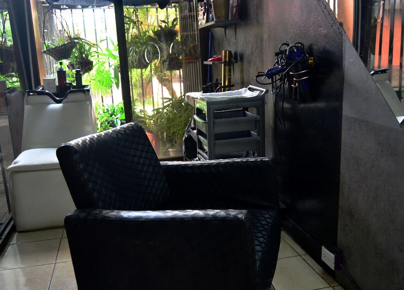 Silla moderna en Indigo Beauty by Tito, Lagunilla, Provincia De Alajuela, CR. Ambiente acogedor y elegante.