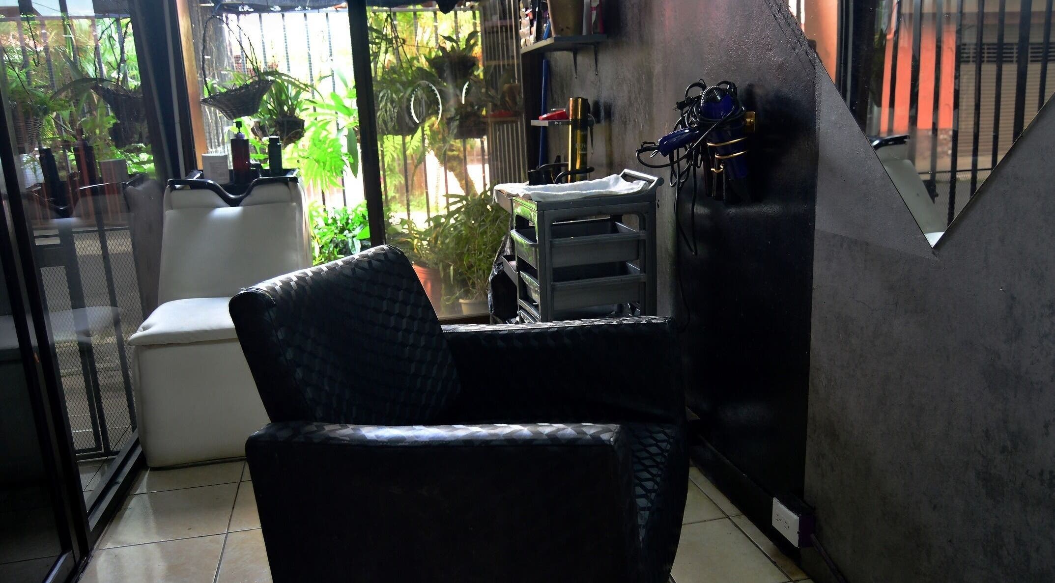 Silla moderna en Indigo Beauty by Tito, Lagunilla, Provincia De Alajuela, CR. Ambiente acogedor y elegante.