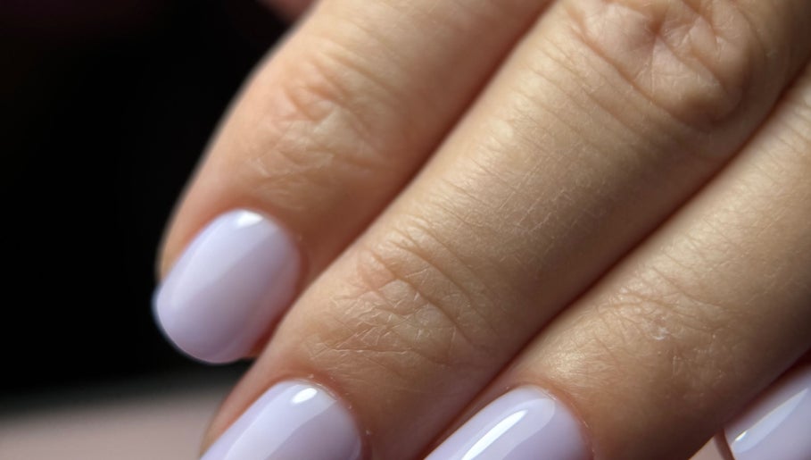 Elegante manicure bij Time 4 Nails, Hengelo, Overijssel, NL. Perfect glanzend in zachte tinten.