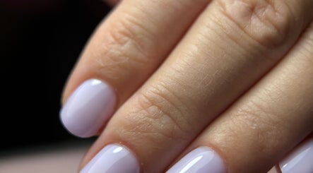 Elegante manicure bij Time 4 Nails, Hengelo, Overijssel, NL. Perfect glanzend in zachte tinten.