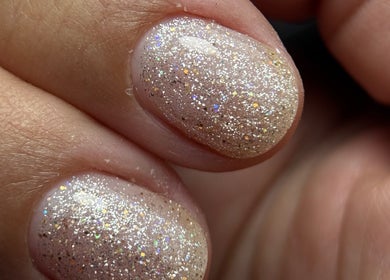 Glitterende nagels bij Time 4 Nails, Hengelo, Overijssel, NL voor een stralende look.
