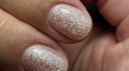 Glitterende nagels bij Time 4 Nails, Hengelo, Overijssel, NL voor een stralende look.