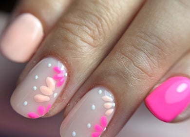 Vrolijke nagels met bloemenmotief bij Time 4 Nails, Hengelo, Overijssel, NL.