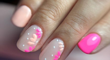Vrolijke nagels met bloemenmotief bij Time 4 Nails, Hengelo, Overijssel, NL.