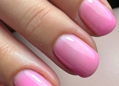 Roze ombre manicure bij Time 4 Nails, Hengelo, Overijssel, NL. Trendy nagelstijl.