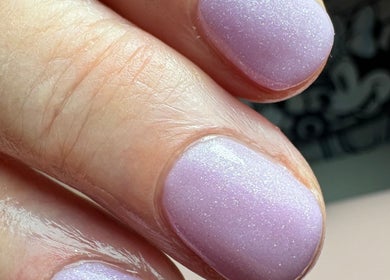 Mooie glanzende nagels bij Time 4 Nails in Hengelo, Overijssel, NL, met delicate roze tint.