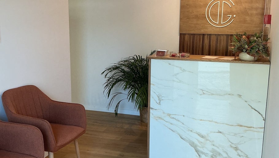 Recepção elegante da Cindy Pinto em Montemor-o-novo, Distrito De Évora, PT, com design moderno e plantas.