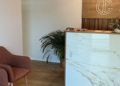 Recepção elegante da Cindy Pinto em Montemor-o-novo, Distrito De Évora, PT, com design moderno e plantas.