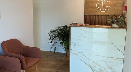 Recepção elegante da Cindy Pinto em Montemor-o-novo, Distrito De Évora, PT, com design moderno e plantas.