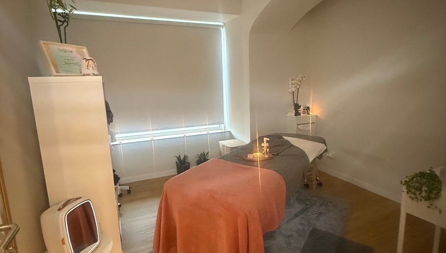 Sala de massagem iluminada em Cindy Pinto, Montemor-o-novo, Distrito De Évora, PT.