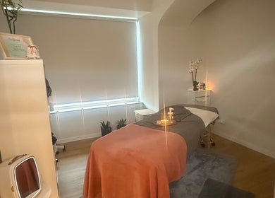 Sala de massagem iluminada em Cindy Pinto, Montemor-o-novo, Distrito De Évora, PT.