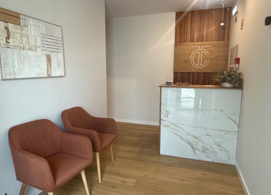 Receção moderna na Cindy Pinto, Montemor-o-novo, Distrito De Évora, PT com cadeiras confortáveis e balcão estiloso.