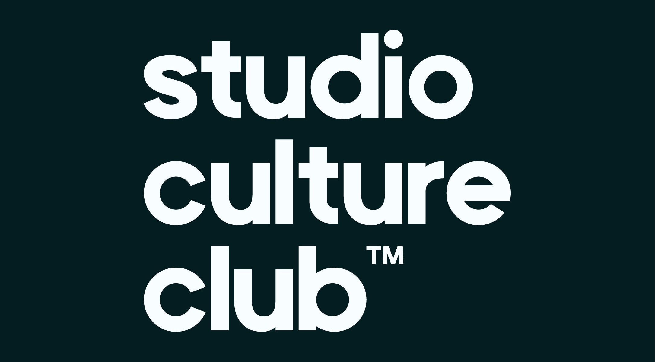 Logo do Studio Culture Club, Caldas Da Rainha, Leiria, PT. Marca moderna em fundo escuro.