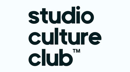 Logotipo moderno do Studio Culture Club em Caldas Da Rainha, Leiria, PT, destacando estilo único.