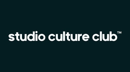 Logo do Studio Culture Club em Caldas Da Rainha, Leiria, PT, destacando o nome da empresa sobre fundo escuro.