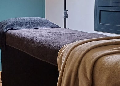 Camilla de terapia en Curvas, Villemoustaussou, Occitanie, FR. Ambiente tranquilo y acogedor.