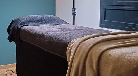 Camilla de terapia en Curvas, Villemoustaussou, Occitanie, FR. Ambiente tranquilo y acogedor.