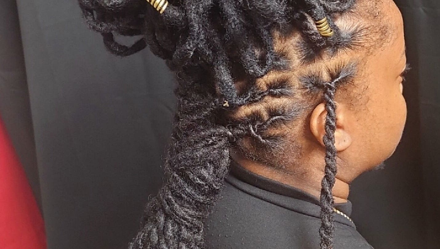 Coiffure tressée chez Mayou Locks à Schoelcher, Fort-de-France, MQ. Style captivant et moderne.