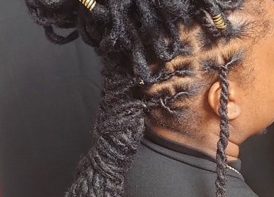 Coiffure tressée chez Mayou Locks à Schoelcher, Fort-de-France, MQ. Style captivant et moderne.